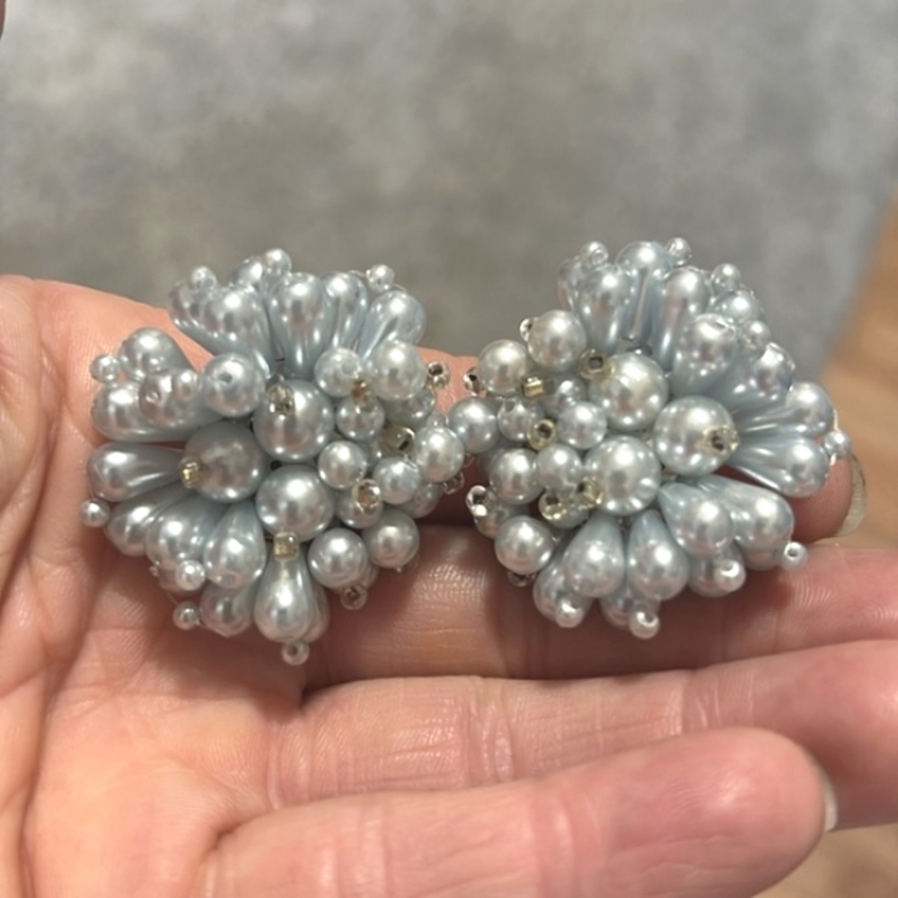 VINTAGE FAUX GRAY CLUSTERED PEARL SILVER-TONE CLIP-ON 1.4" EARRINGS - Picture 2 of 8